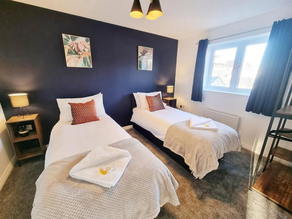 Stylish 3 Bedrooms & 2 Bathrooms House, Free Parking On Premises! Cambridge