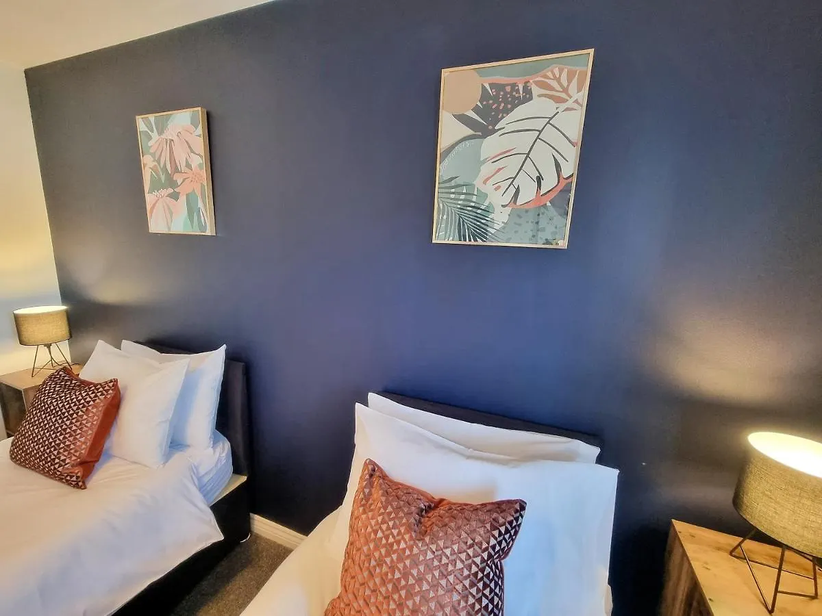 Stylish 3 Bedrooms & 2 Bathrooms House, Free Parking On Premises! Cambridge