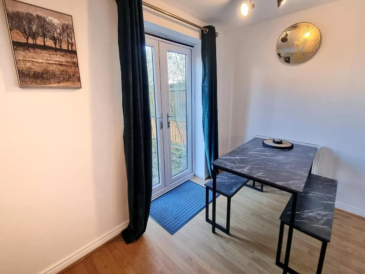 Stylish 3 Bedrooms & 2 Bathrooms House, Free Parking On Premises! Cambridge